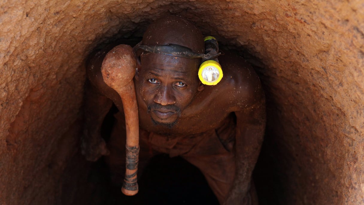 Un orpailleur malien dans une mine d'or de la région de Koflatie.