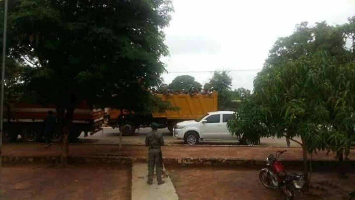 L'auteur de cette photo publiée sur la page Facebook d'une communauté guinéenne au Mozambique, explique que des Ouest-africains sont en train d'être transportés en camion vers la prison centrale de Pemba après une rafle de la police mozambicaine à Montepuez.