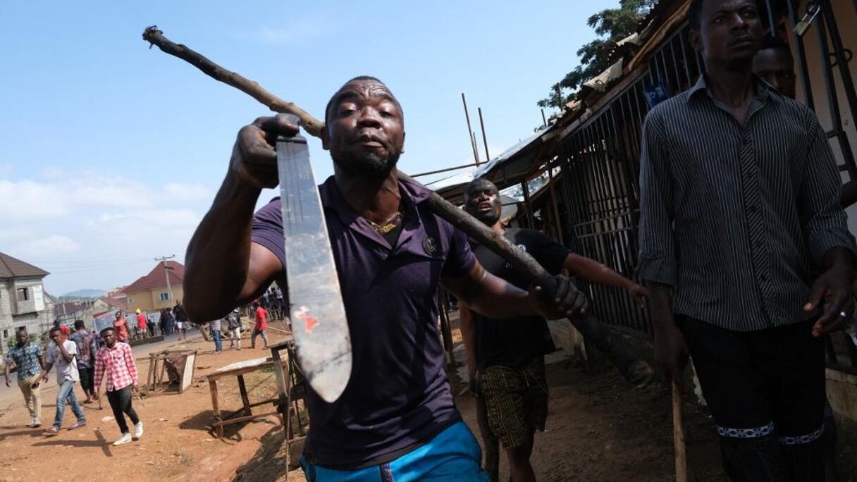 Un jeune Nigérian armé de machette à Abuja, mardi 20 octobre 2020.