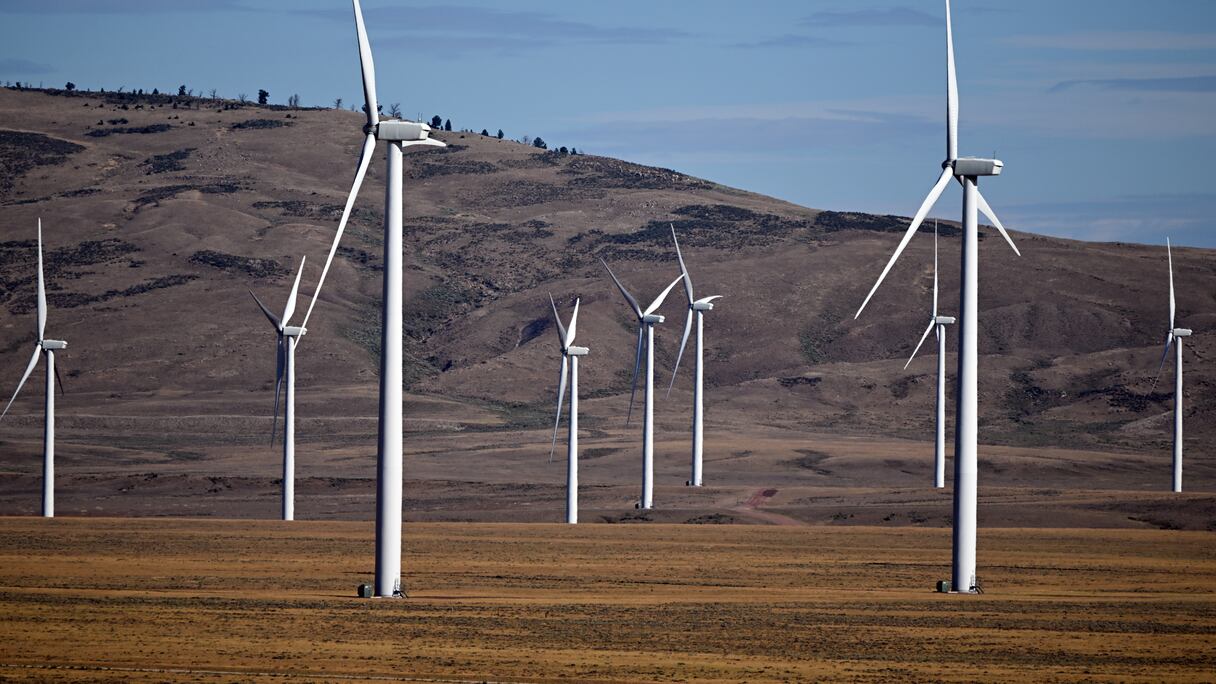 Les turbines de production d'énergie éolienne produisent de l'électricité à l'extérieur de Medicine Bow, dans le Wyoming, le 14 août 2022.