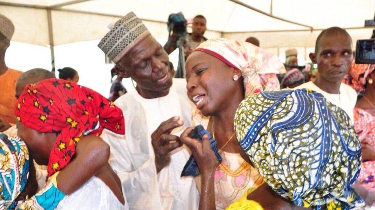 Des filles Chibok rencontrant leurs proches