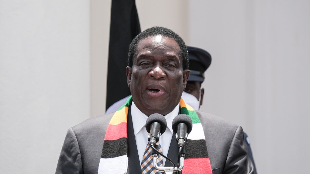 Le président du Zimbabwe, Emmerson Mnangagwa, s'adresse aux médias à la State House à Nairobi, au Kenya, le 9 mars 2022.