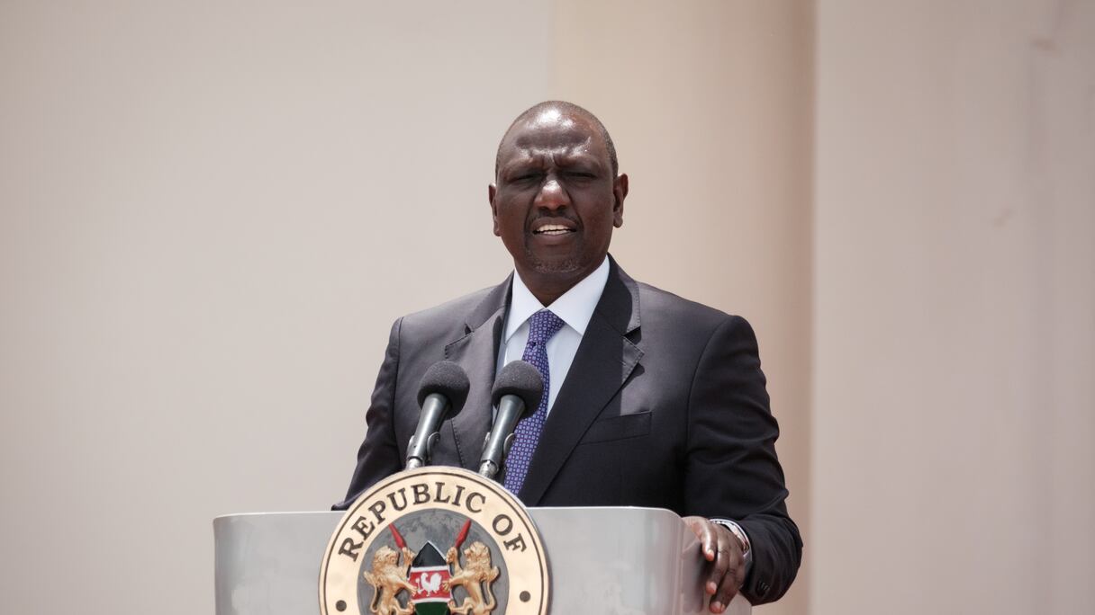 Le président kenyan William Ruto s'exprime lors d'une conférence de presse avec le Premier ministre espagnol Pedro Sanchez après leur rencontre à la State House à Nairobi le 26 octobre 2022.