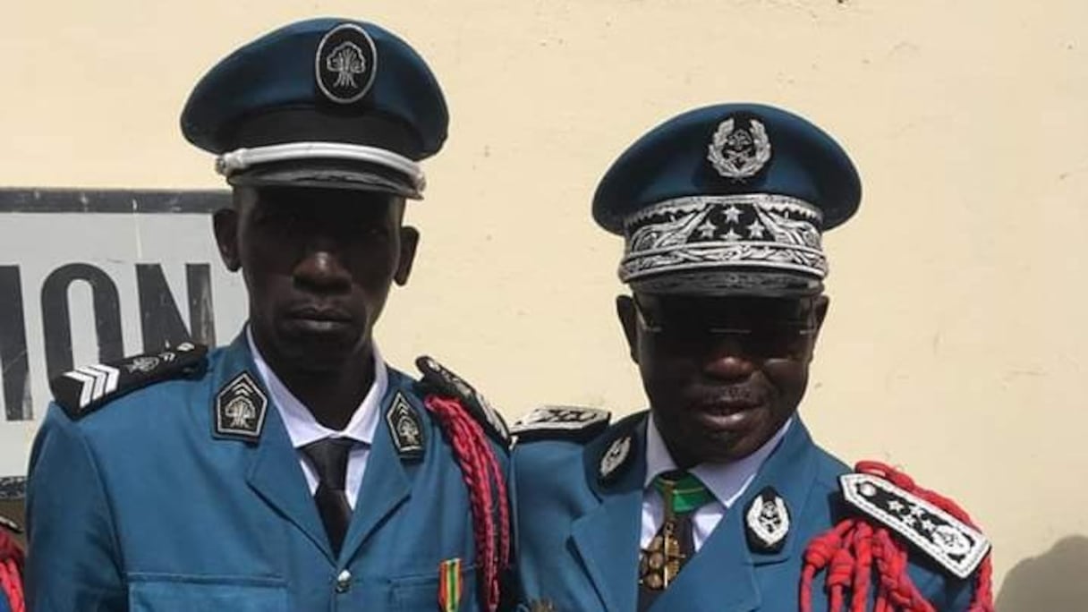 Le policier Amoul Yaakar et le DG de la police