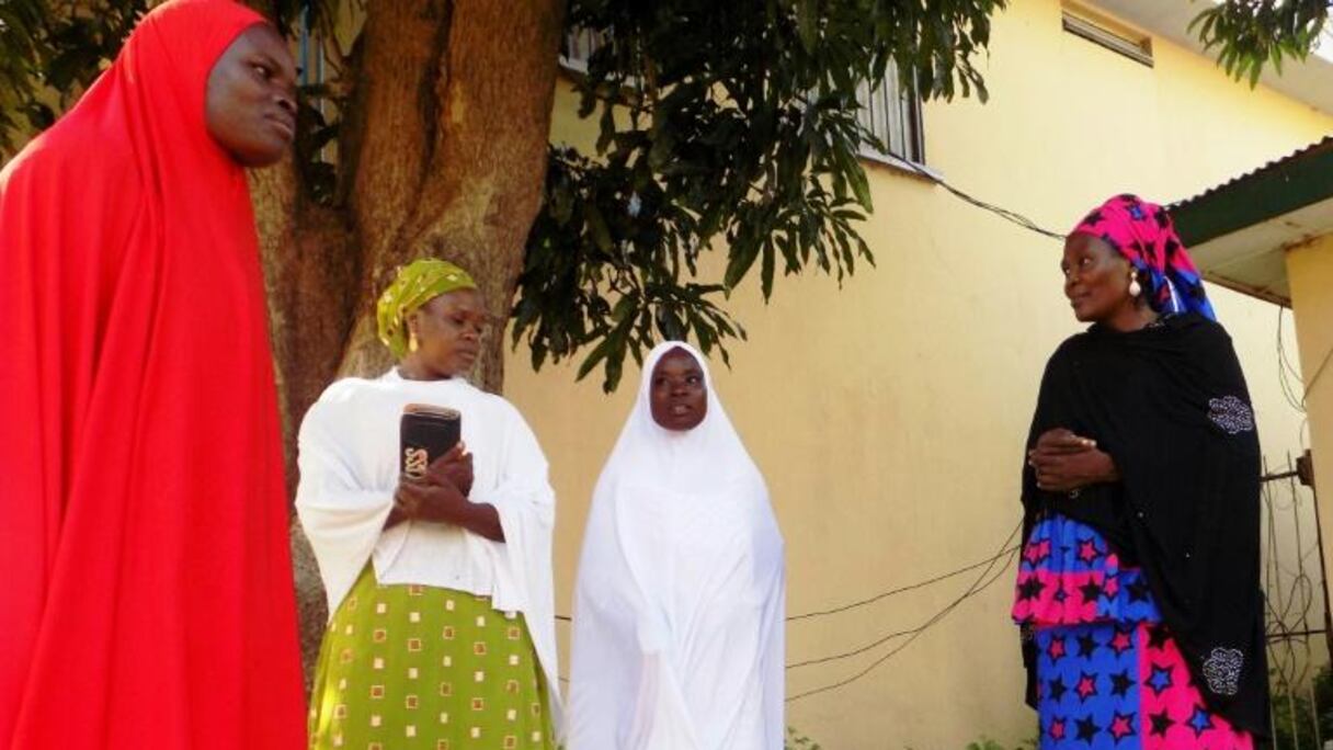 Des psychologues parlent à Hafsat Ibrahim et fatima Salisu, captives pendant un an des islamistes de Boko Haram, à Maiduguri, le 3 août 2016.