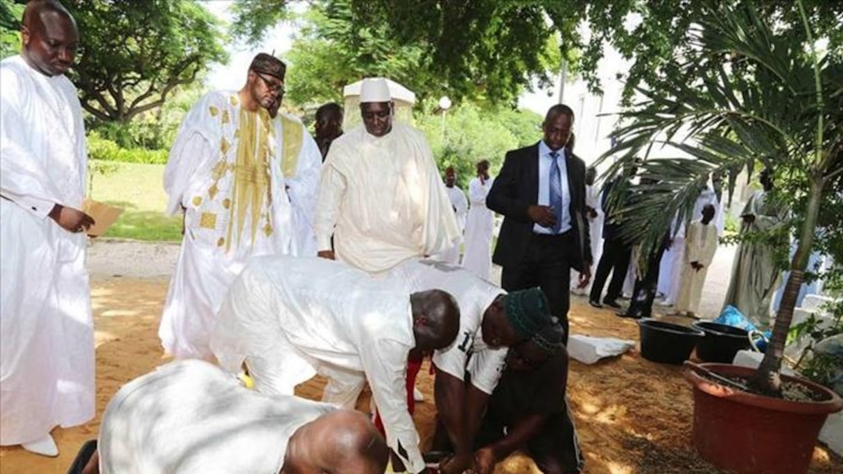 Le président sénégalais lors de l'immolation de son mouton.