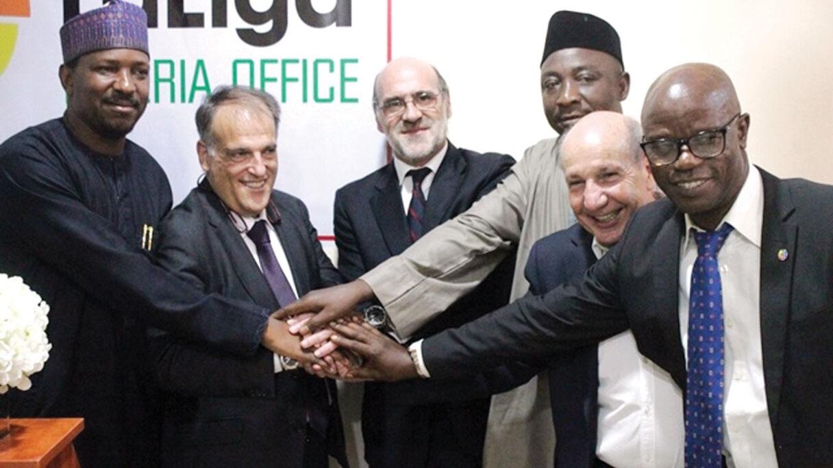 Javier Tebas (La Liga), Shehu Dikko (LMC), lors de l'ouverture du bureau de la Liga
