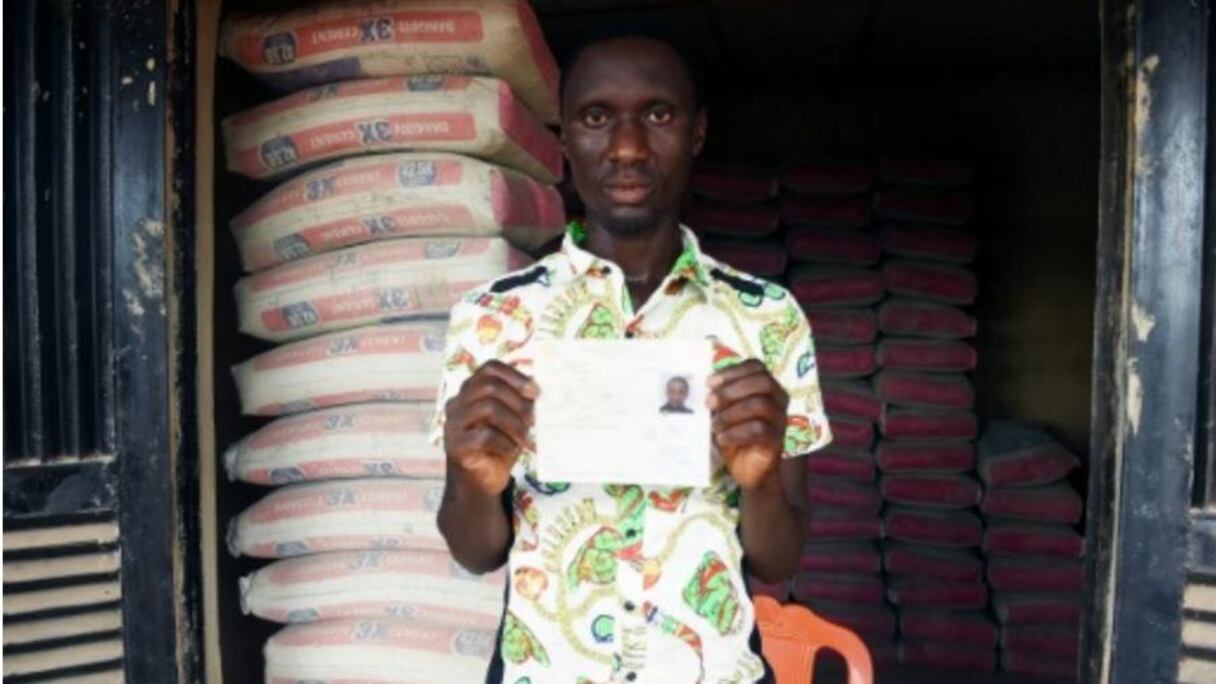 L'eldorado européen de Mike s'est évanoui le jour où sa demande d'asile lui a été refusée. Dans une pochette en carton, il conserve encore la lettre de la préfecture française qui a bousculé sa vie