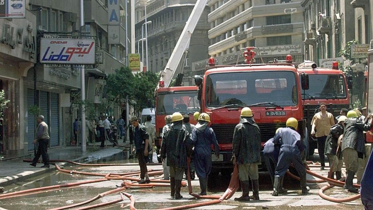 Des pompiers intervenant pour éteindre un incendie dans un hôpital au Caire (Egypte).