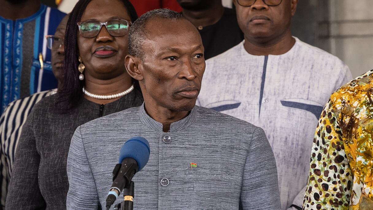 Le nouveau Premier ministre du Burkina Faso, Apollinaire Kyelem de Tembela, s'adresse aux représentants de la presse à la suite du premier conseil des ministres après les nominations à Ouagadougou, le 26 octobre 2022. - Le nouveau gouvernement du Burkina Faso, le 26 octobre 2022, a déclaré que sa priorité absolue serait pour sécuriser le territoire national, après le dernier coup d'État visant à secouer l'État du Sahel déchiré par les djihadistes. (Photo par OLYMPIE DE MAISMONT / AFP)
