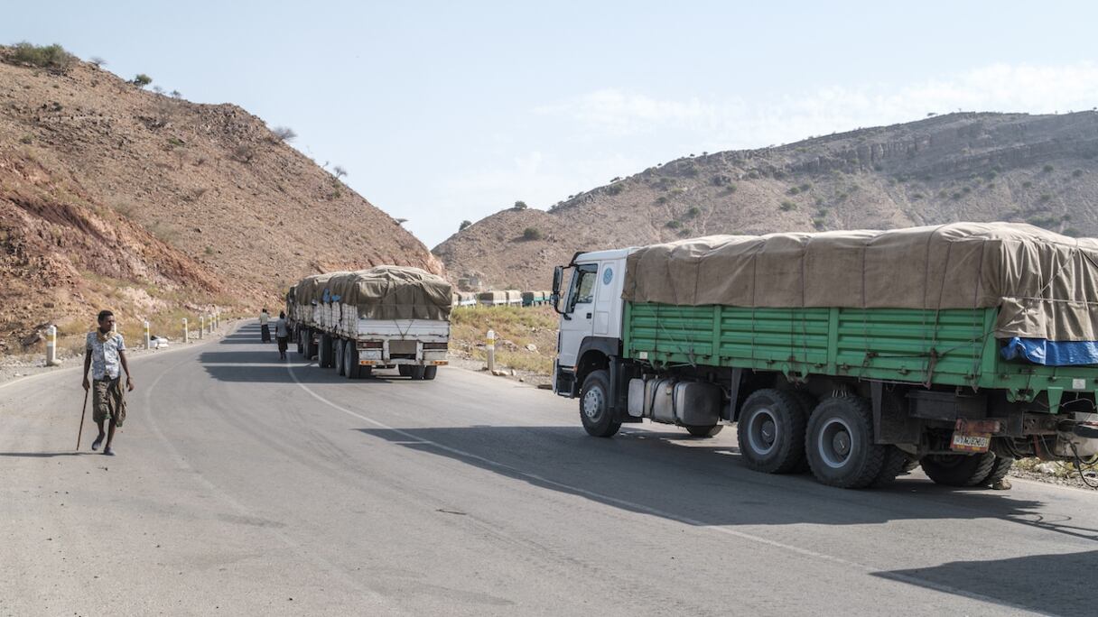 Un homme au bord de la route voyant passer des camions humanitaires près du village d'Erebti dans le Hafar.