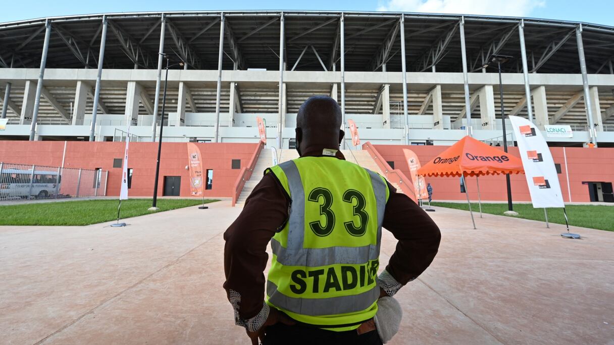 Un homme regarde à l'extérieur du stade de Yamoussoukro, construit pour la Coupe d'Afrique des Nations (CAN) 2023, avant un match de football de qualification entre la Côte d'Ivoire et la Zambie à Yamoussoukro, le 3 juin 2022.