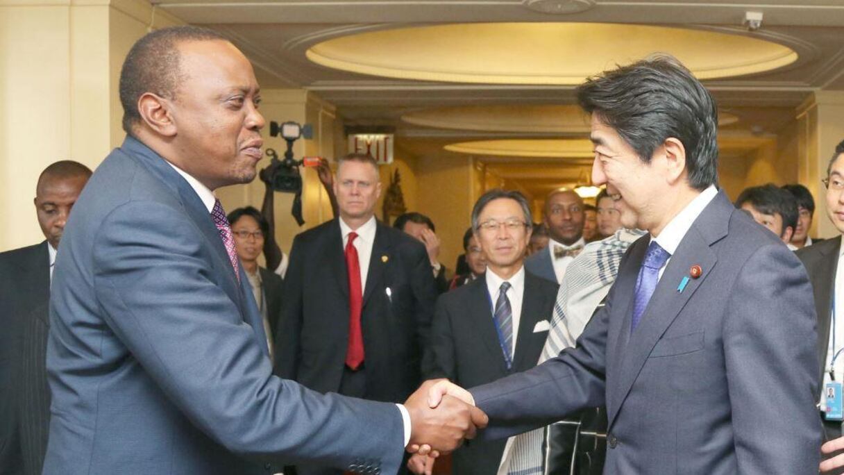 Le Président kenyan recevant son hôte le Premier ministre Japonais Shinzo Abe