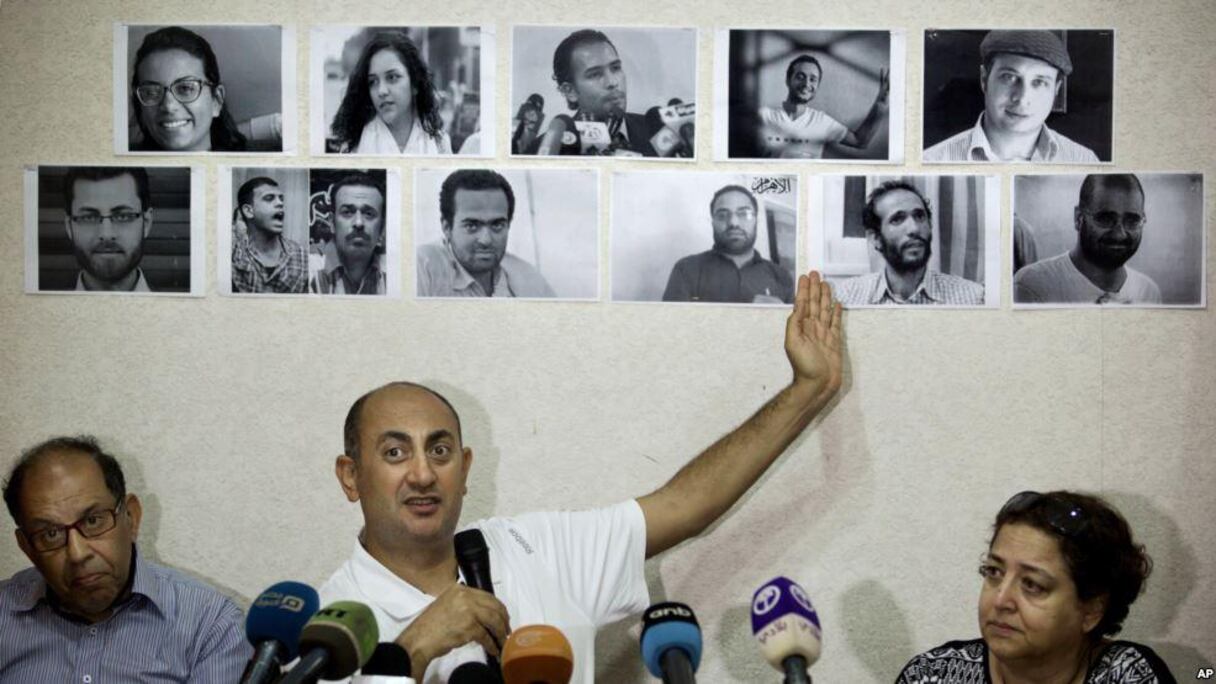 Khaled Ali, avocat égyptien et ancien candidat à la présidentielle, désigne des militants emprisonnés arrêtés au cours des manifestations, y compris des défenseurs des droits. Le Caire 22 juin 2016.