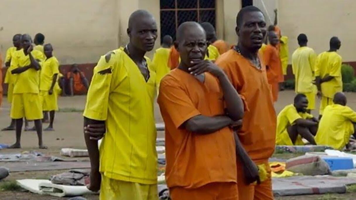 Certains évadés ont abandonné leur tenue jaune caractéristique.