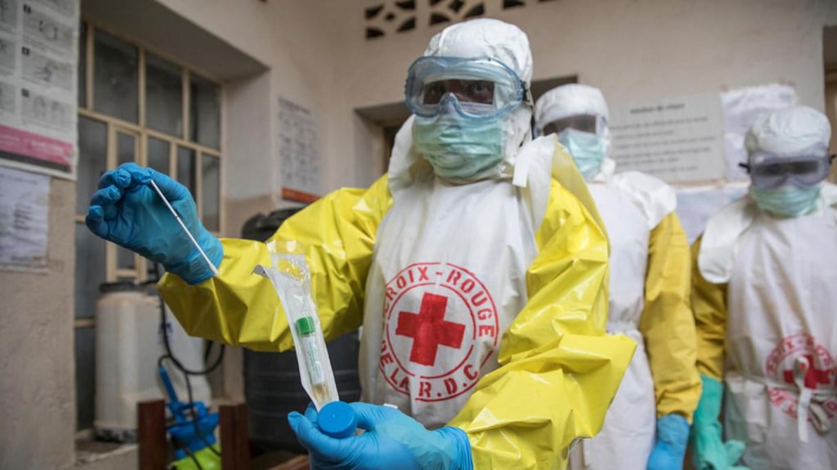 Une équipe de la Croix-Rouge prépare un enterrement sécurisé d'une victime d'Ebola, en août 2019.