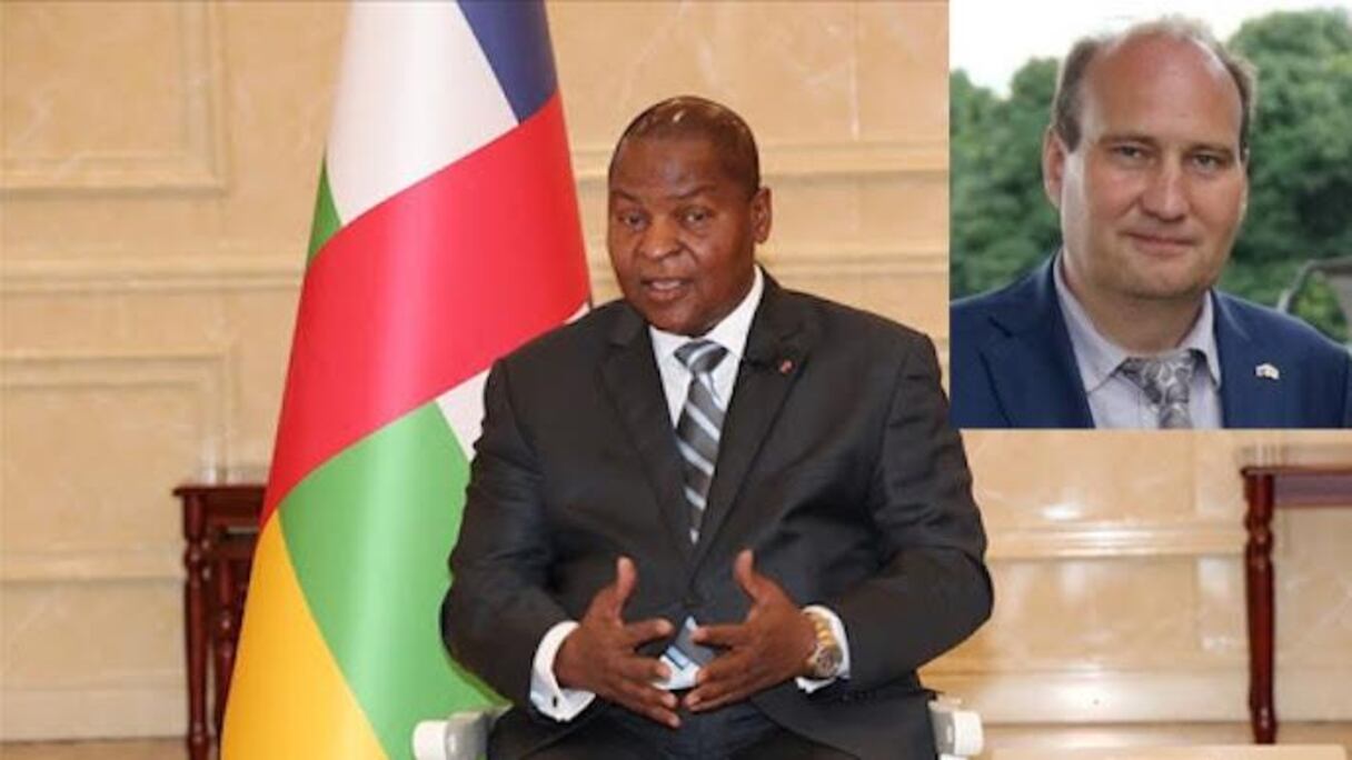 Faustin Archange Touadéra et son conseiller Valery Zakharov (en médaillon).