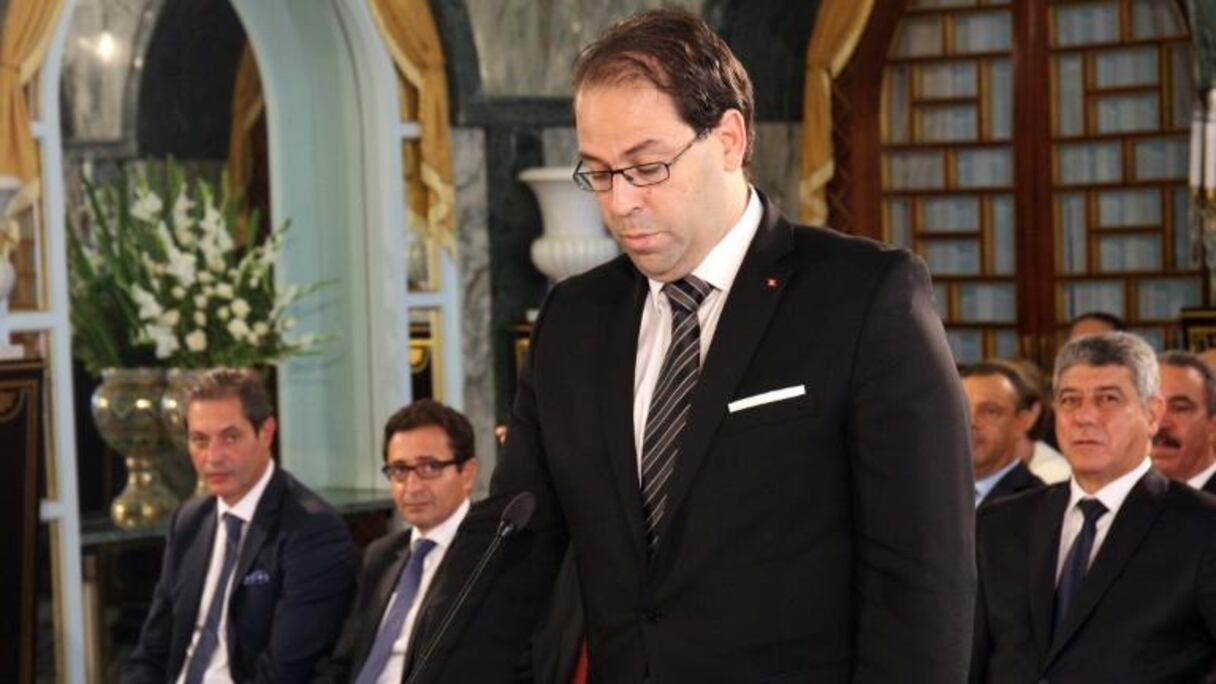 Le nouveau Premier ministre tunisien, Youssef Chahed, prête serment lors d'une cérémonie au palais de Carthage, le 27 août 2016.