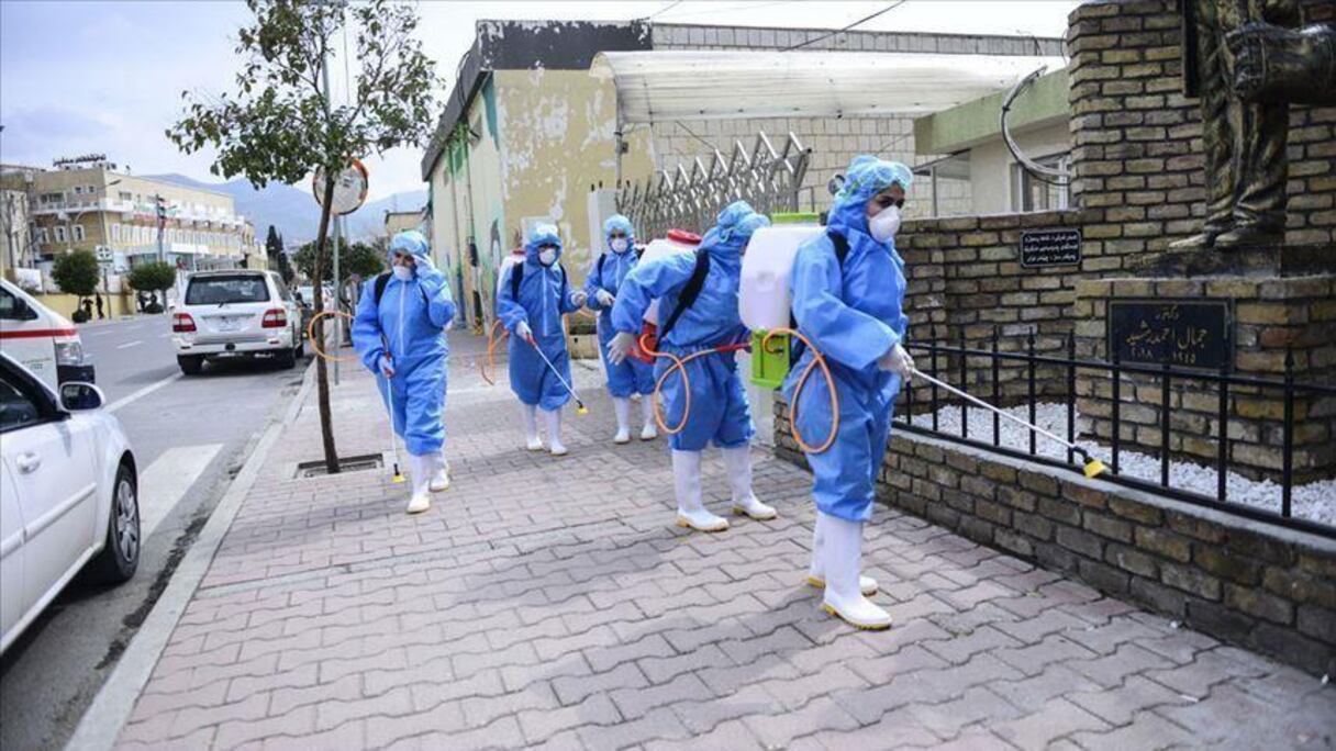 Des agents sanitaires tunisiens, désinfectant les rues de la capitale.