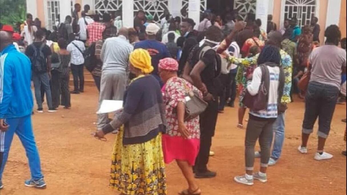 Au siège de la société Mekit, la foule désespérée se forme.