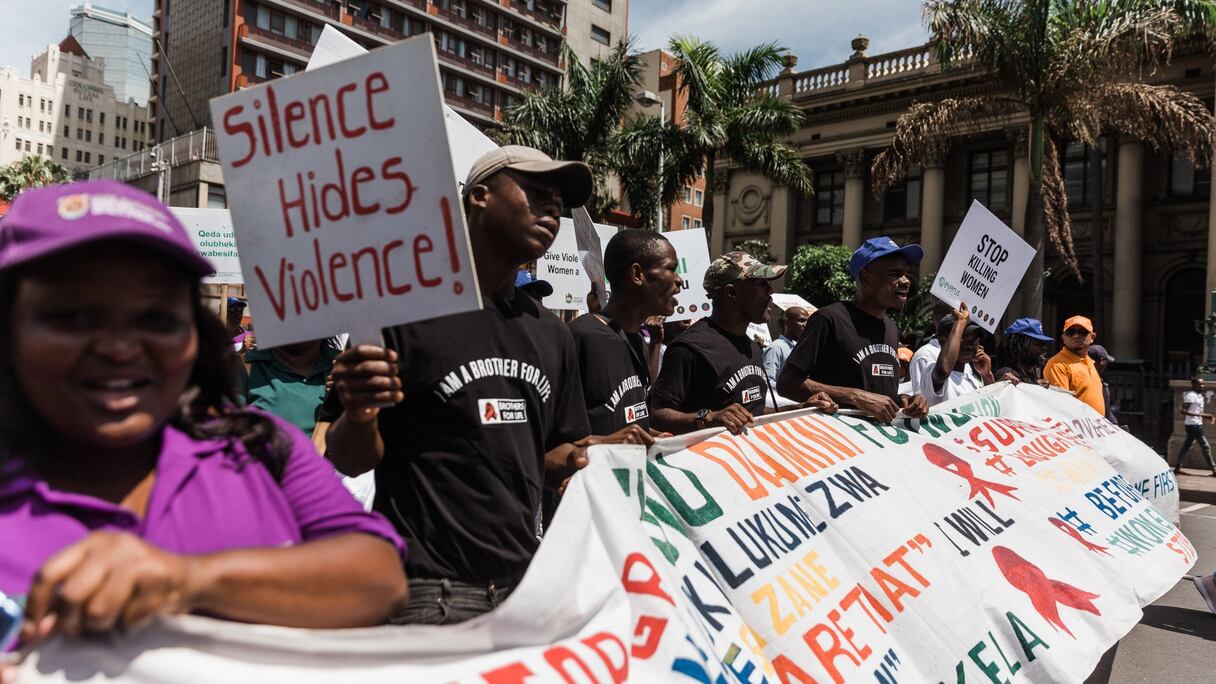 Des centaines d'hommes et de femmes des services de police sud-africains (SAPS) et des militants sexistes participent à une marche à Durban, le 12 novembre 2022, en réponse à la campagne du roi zoulou Misuzulu kaZwelithini nouvellement couronné pour mettre en évidence la violence sexiste et le fémicide (GBVF) en Afrique du Sud.