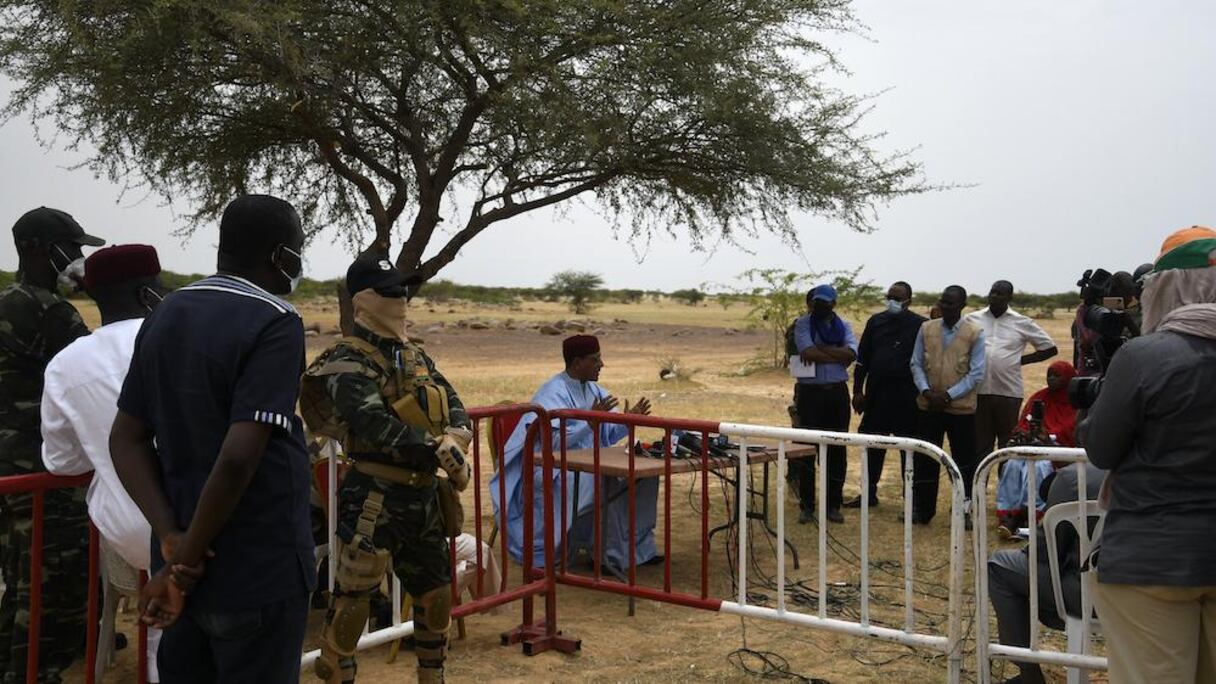 Le président Mohamed Bazoum s'adressant aux journalistes dans la localité de Sara-Koira dans la région Tillabéri.