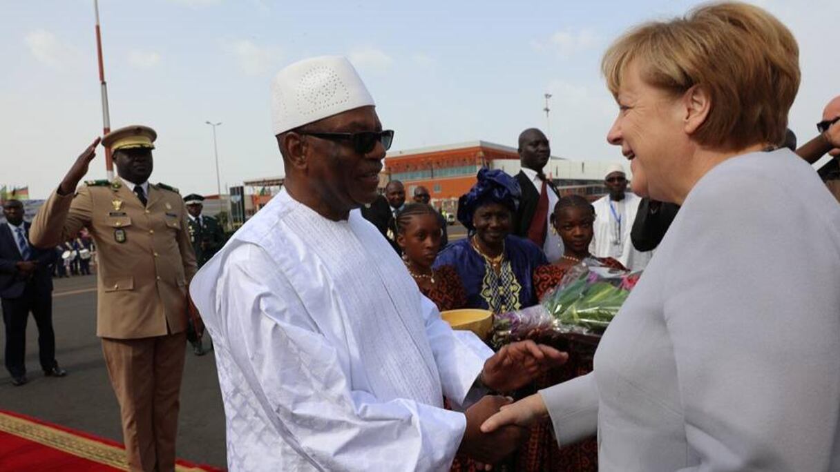 La Chancelière allemande, Angela Merkel, et le président malien Ibrahim Boubacar keita, à l'aéroport de Bamako.