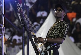 Le chanteur malien Sidiki Diabate au stade Félix Houphouët-Boigny à Abidjan, en Côte d'Ivoire, le 30 août 2019