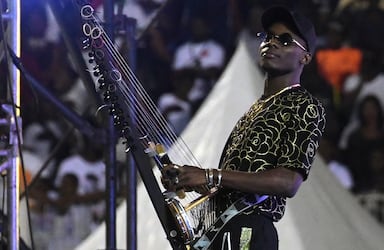 Le chanteur malien Sidiki Diabate au stade Félix Houphouët-Boigny à Abidjan, en Côte d'Ivoire, le 30 août 2019