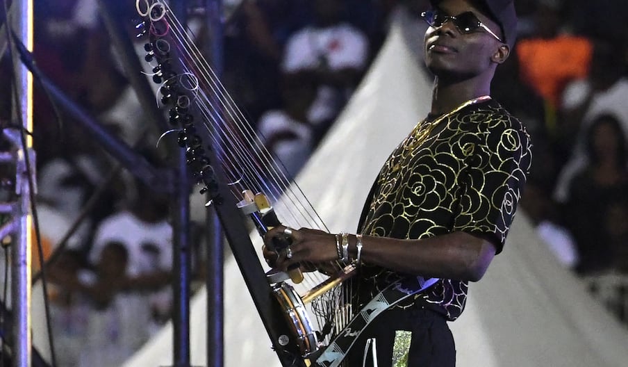 Le chanteur malien Sidiki Diabate au stade Félix Houphouët-Boigny à Abidjan, en Côte d'Ivoire, le 30 août 2019