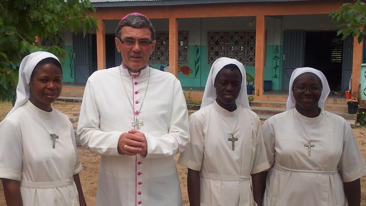 Même en Afrique, les prêtres catholiques hommes ont à leur service une horde de bonnes soeurs pour les tâches ménagères.