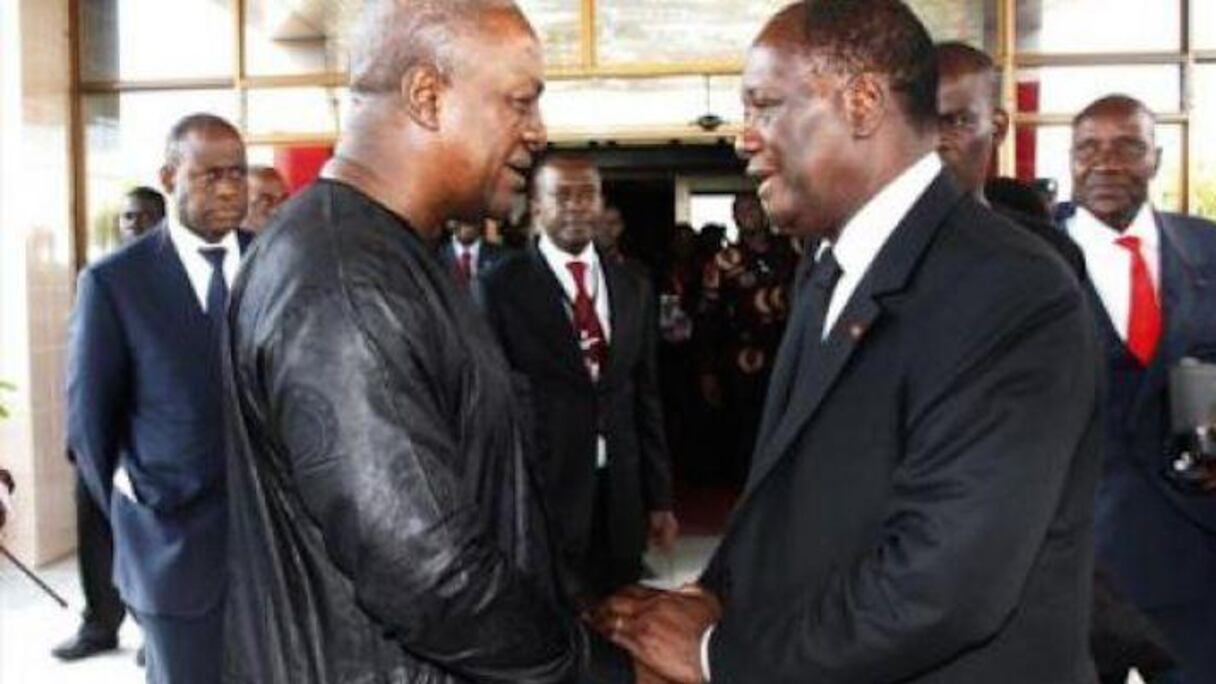 le président ghanéen John Dramani Mahama et l'ivoirien Alassane Ouattara.
