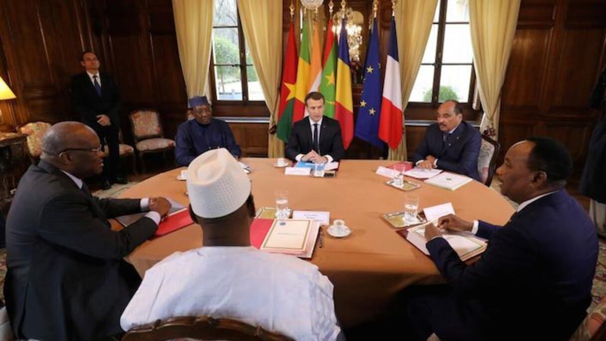Le président français Emmanuel Macron avec les présidents Mohamed Ould Abdel Aziz (Mauritanie), Mahamadou Issoufou (Niger), Ibrahim Boubacar Keita (Mali), Roch Kaboré (Burkina Faso) et Idriss Déby (Tchad).