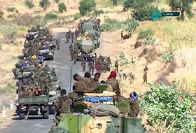 Des militaires éthiopiens sur la route menant au Tigré.