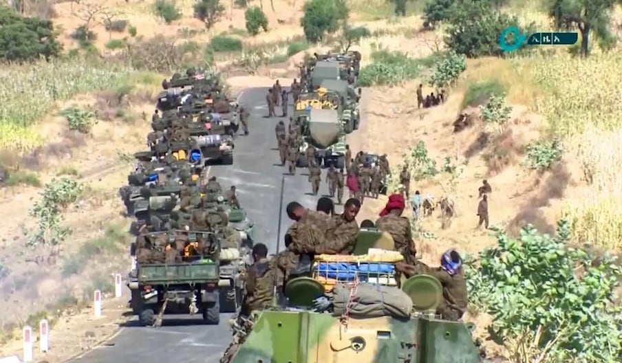 Des militaires éthiopiens sur la route menant au Tigré.