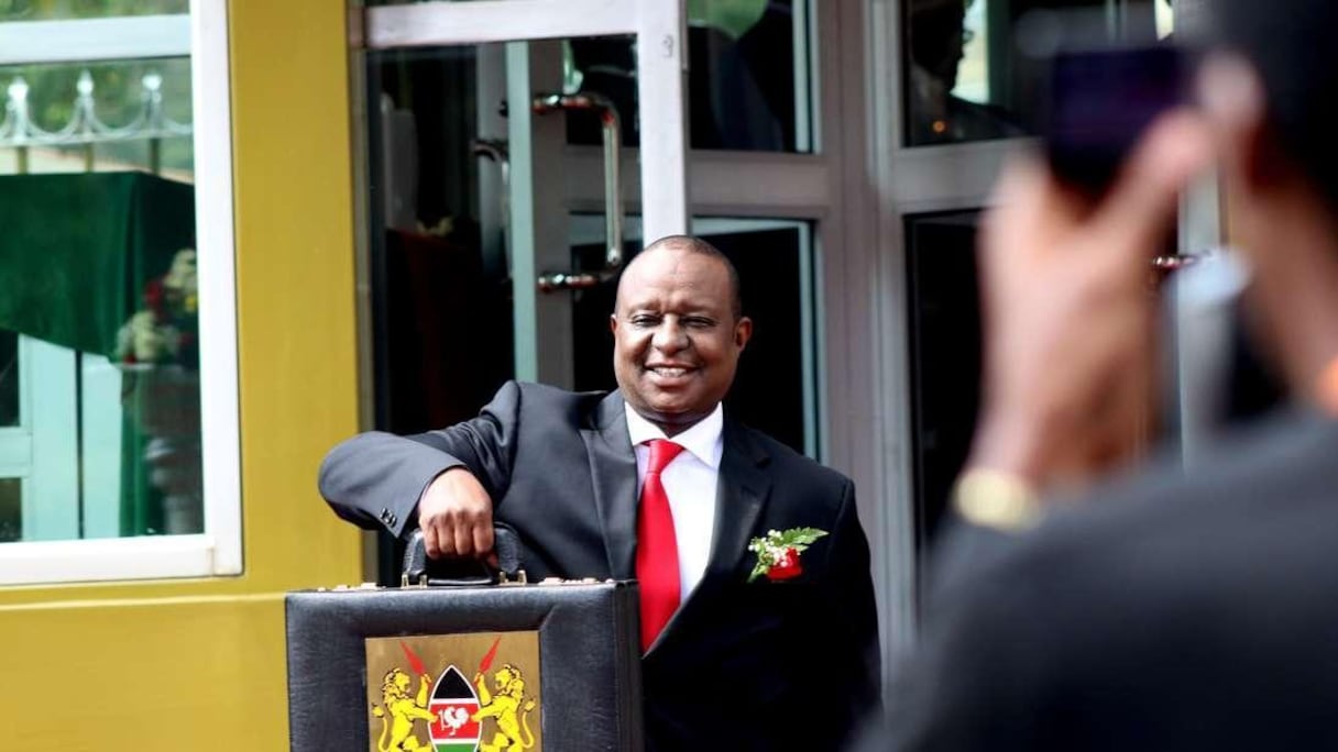 Kenya: le ministre des Finances arrêté pour corruption Henry Rotich portant la mallette du budget kenyan avant sa présentation devant le parlement à Nairobi le 14 juin 2018