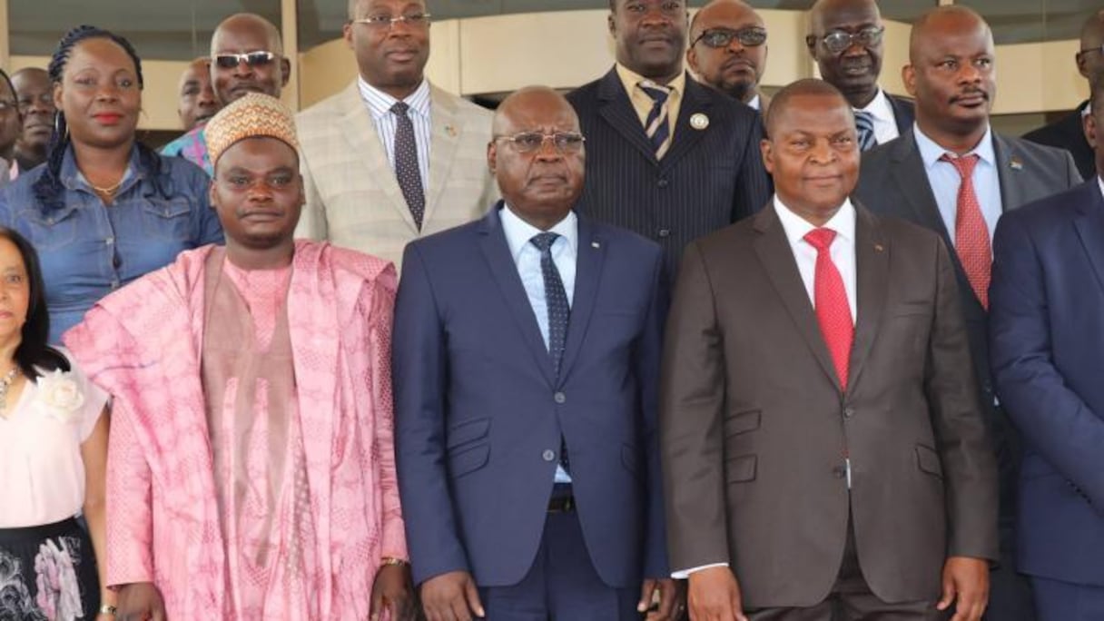Les membres du gouvernement centraficain avec le président Touadéra.