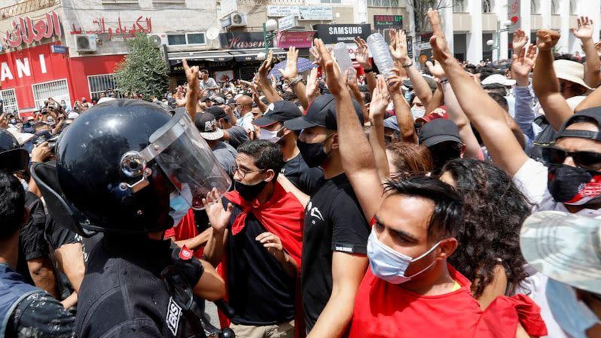 Des manifestants contre le parti Ennahdha reclament la dissolution du Parlement.