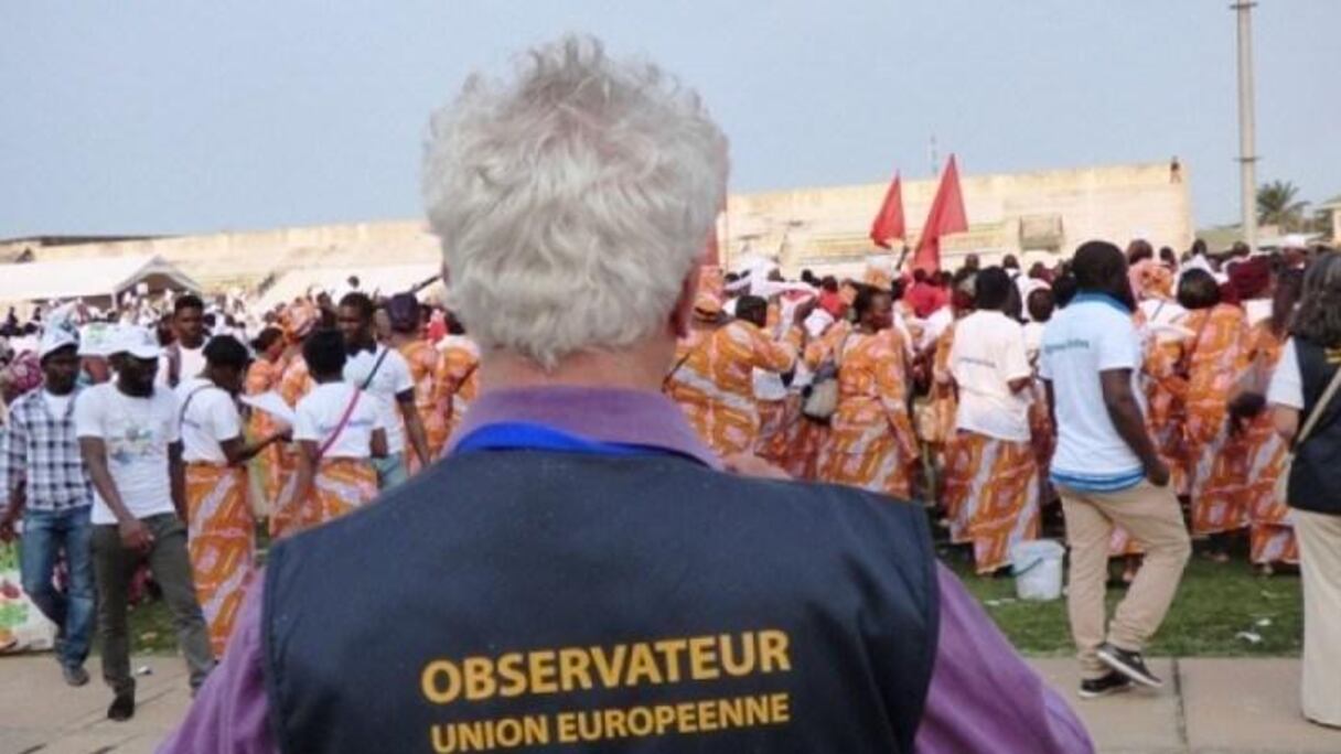 Un observateur de l'Union Européenne supervisant la présidentielle au Cameroun.