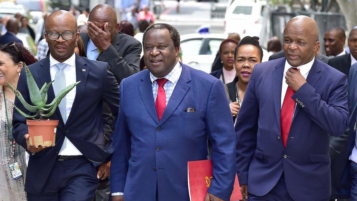 Le ministre des Finances, Tito Mboweni, en compagnie du directeur du Trésor, Dondo Mogajane et Mondli Gungubele, son adjoint aux Finances.