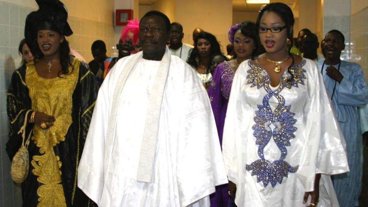 Cheikh Béthio accompagné de quelques unes de ses femmes.