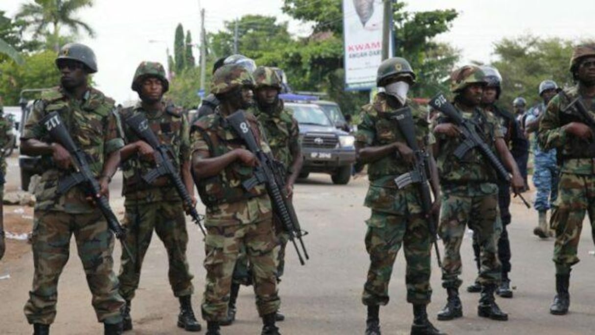 Des éléments de l'armée ghanéennes protégeant le parlement.