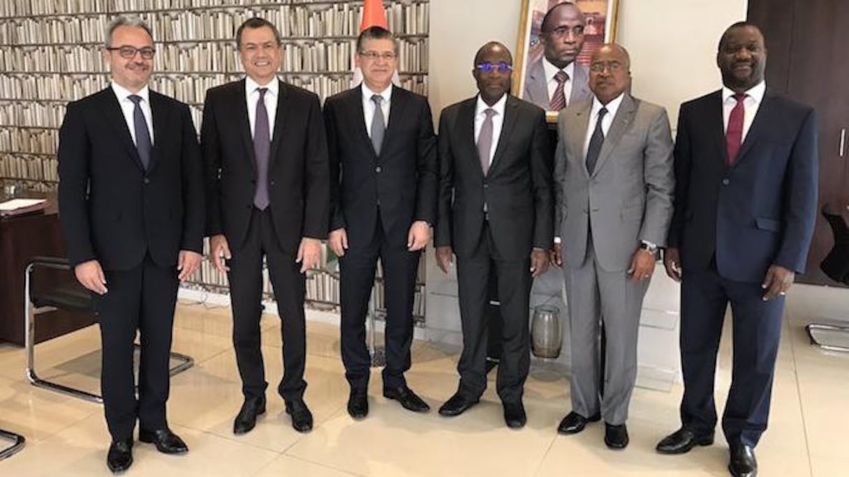 La délégation du Groupe Attijariwafa bank ayant rendu visite à Adama Koné (3e à partir de la droite) était composée de (de gauche à droite): Taoufik Benjelloun, DG Wafa Assurance, Boubker Jaï, DG Groupe Attijariwafa bank, Ali Harraj, PDG Wafa Assurance, Georges N’Dia, administrateur de Wafa Assurance et Daouda Coulibaly, DG de la SIB.