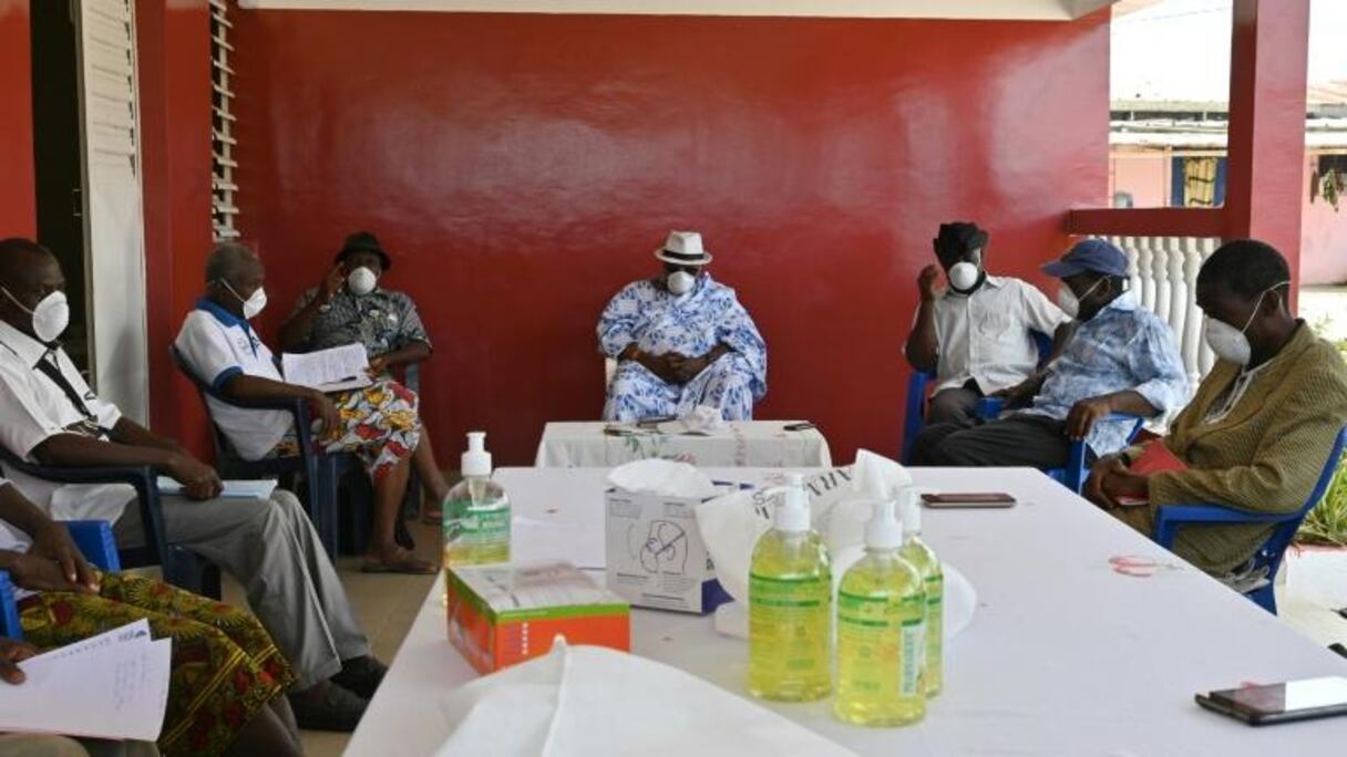 Le chef du village d'Azaguié, Nanan Ako Ako Omer (c), lors d'une réunion avec des notables sur la campagne de lutte contre l'épidémie du nouveau coronavirus.