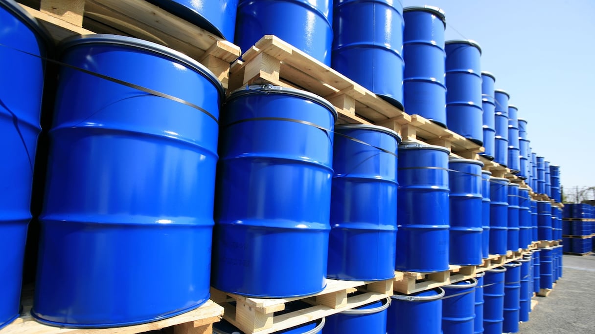Barils de pétrole entreposés.