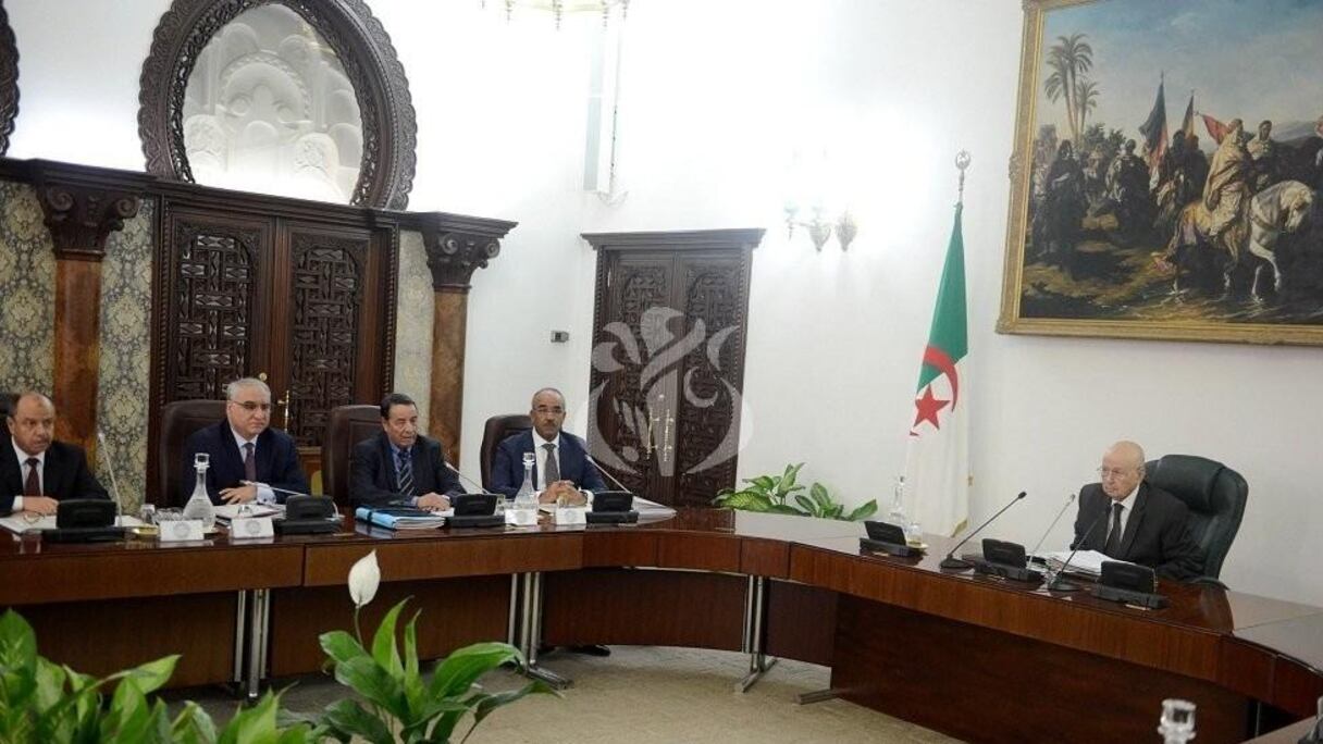 Abdelkader Bensalah, président algérien par intérim, en conseil des ministres.