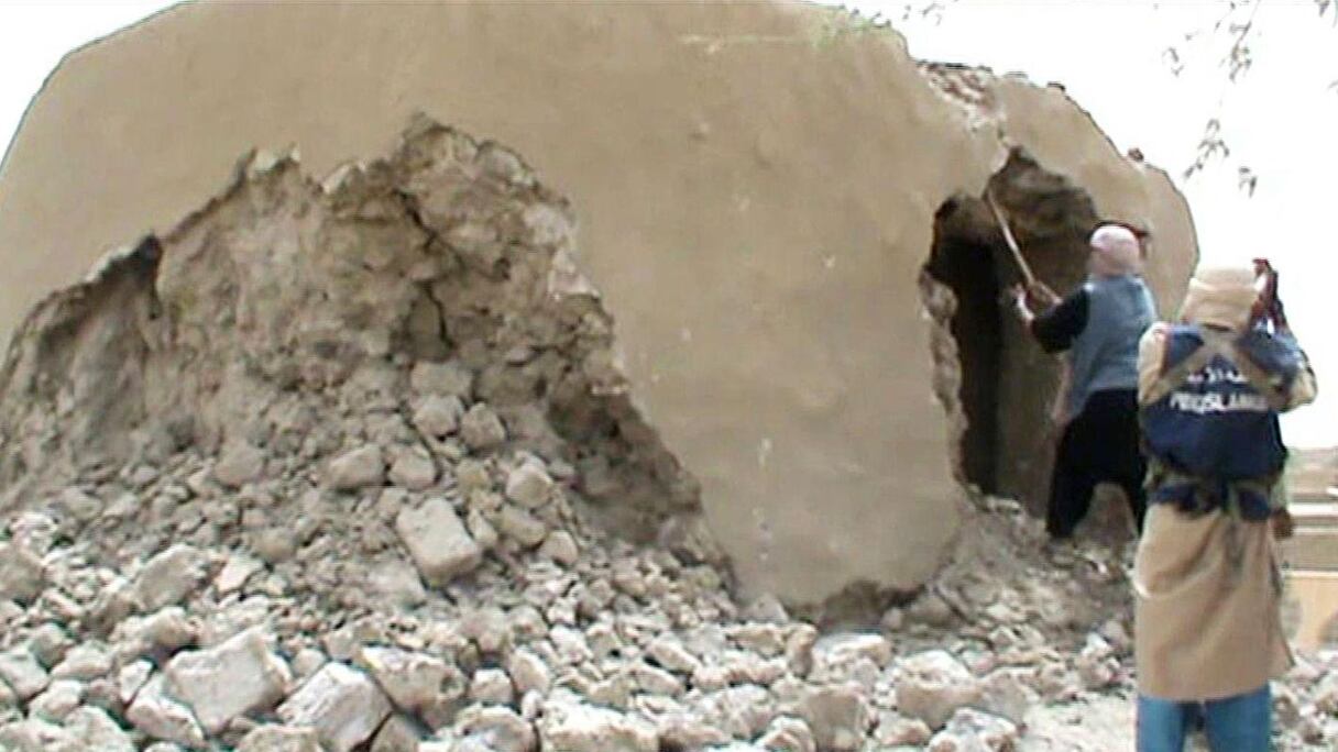 Comme si la destruction ne suffisait, un cameraman immortalise l'ignoble