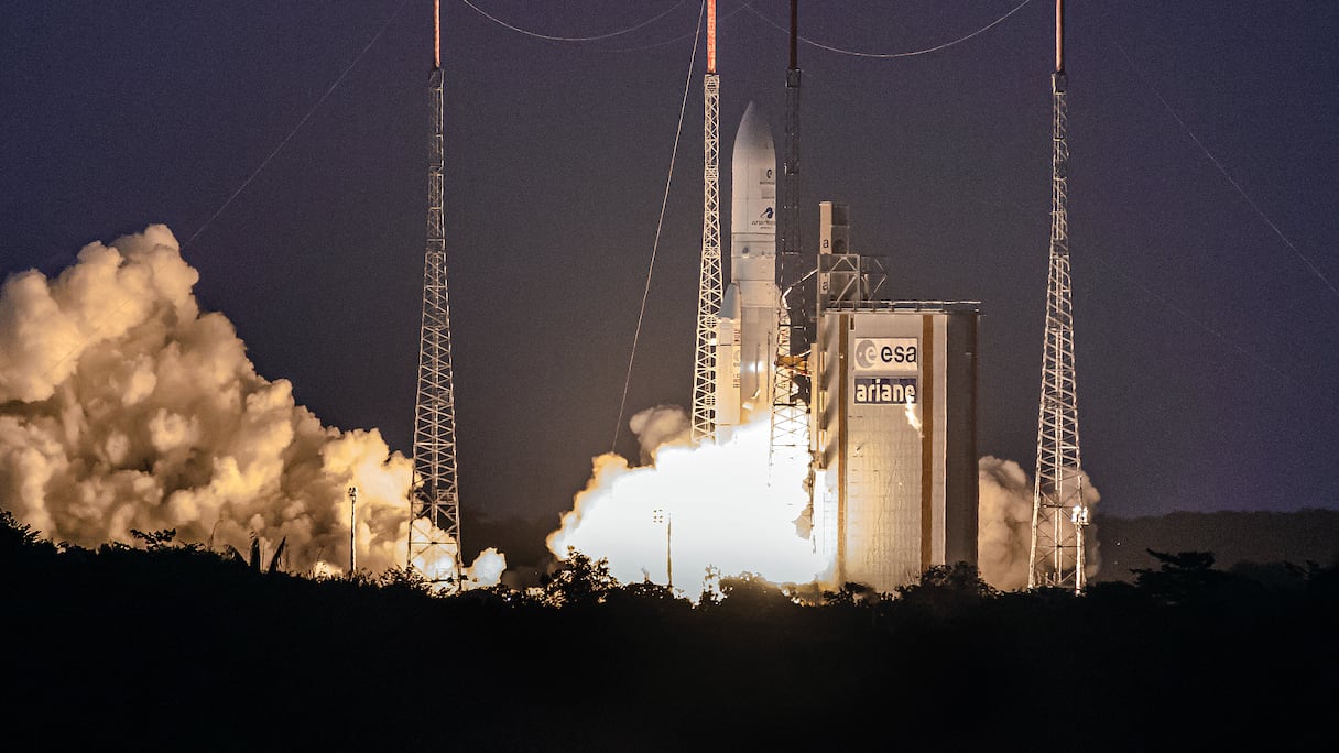 La fusée Ariane 5 d'Arianespace avec à son bord le satellite EUTELSAT Konnect VHTS qui s'élève depuis la rampe de lancement en Guyane française, le 7 septembre 2022.