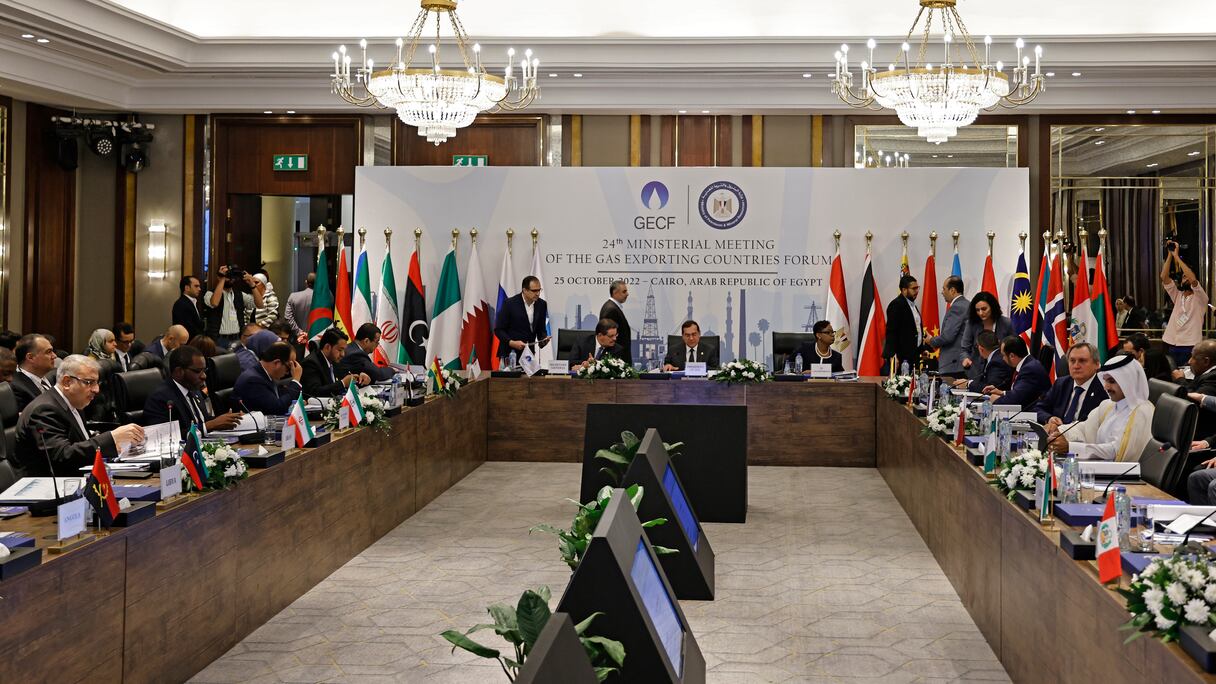 Le ministre égyptien du Pétrole Tarek el-Molla (C) prend la parole lors de la séance d'ouverture de la 24e réunion ministérielle du Forum des pays exportateurs de gaz (GECF), dans la capitale Le Caire, le 25 octobre 2022.