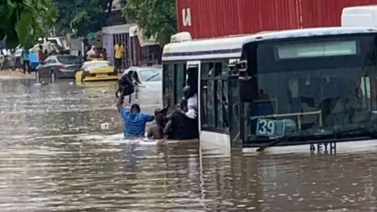 Un bus de transports urbains noyé dans les eaux de pluie, à Dakar.